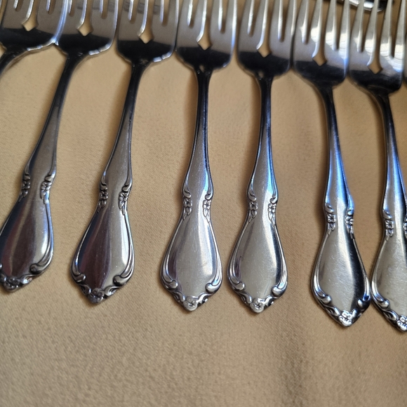 Oneida CHATEAU Salad Forks Dinner Forks Glossy Stainless Flatware set of 11 - Picture 2 of 4